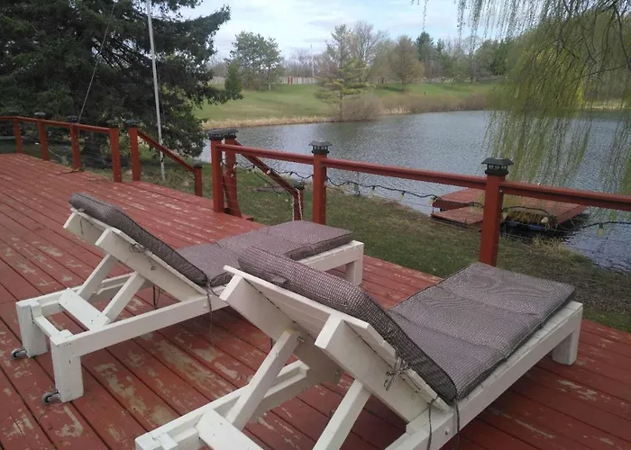 Lakeside Private Suite-Queen Bed Room